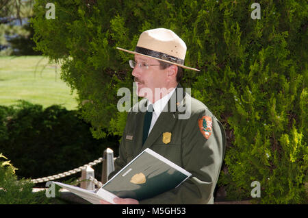 Juni, Wrea Grundsteinlegung - Bürger Friedhof, Flagstaff Grand Canyon National Park Chief von Konzessionen, Doug Lentz, den Vorsitz über die kranzniederlegung Zeremonie am Bürger Friedhof, Flagstaff, AZ. Stockfoto