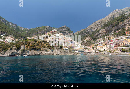 Positano aus dem Meer Amalfi Küste in der Region Kampanien, Italien gesehen Stockfoto