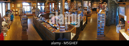 Verkamps Grand Canyon Store August Anzeigen souwest noreast von Haus und Familie Curio Shop Geschäft der Familie des Verkamp seit über 100 Jahren, Verkamp's Re-als National Park Service Besucherzentrum am 26. November 2008 geöffnet. Die National Park Service besitzt jetzt die Gebäude und beherbergt eine Buchhandlung und Exponate über die Pioneer Geschichte von Grand Canyon Village. Dieses Foto wurde aufgenommen, kurz bevor die Verkamp Familie ihre Operation endete, als Retail stocks wurden verkauft, und nicht die Vielzahl von Waren, die normalerweise zur Verfügung stand widerspiegeln. Stockfoto