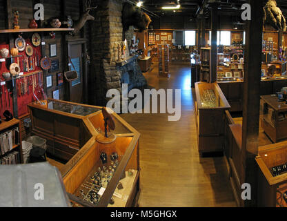 Verkamps Grand Canyon Store August Ansicht West aus soueast das Zuhause und die Familie Curio Shop Geschäft der Familie des Verkamp seit über 100 Jahren, Verkamp's Re-als National Park Service Besucherzentrum am 26. November 2008 geöffnet. Die National Park Service besitzt jetzt die Gebäude und beherbergt eine Buchhandlung und Exponate über die Pioneer Geschichte von Grand Canyon Village. Dieses Foto wurde aufgenommen, kurz bevor die Verkamp Familie ihre Operation endete, als Retail stocks wurden verkauft, und nicht die Vielzahl von Waren, die normalerweise zur Verfügung stand widerspiegeln. Stockfoto