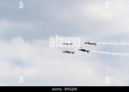 PLASY, TSCHECHISCHE REPUBLIK - 30. April: Die Flying Bulls Aerobatics Team im Kunstflug Flugzeuge am 30. April 2017 in Plasy, Tschechische Republik. Stockfoto