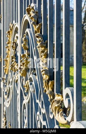 Nahaufnahme des Goldenen schmiedeeisernen Verzierungen der Haupteingang des Noisiel öffentlichen Park in den östlichen Vororten von Paris. Stockfoto