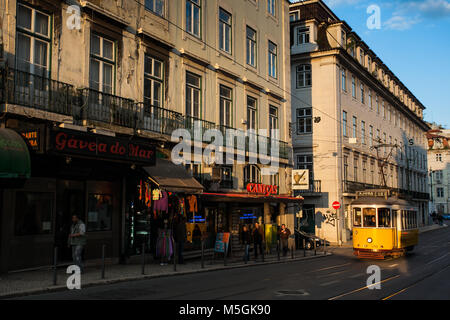 Lissabon, Portugal - 31. Januar 2011: Die mythische Straßenbahn Linie 28, die durch das historische Zentrum von Lissabon ist noch immer ein Anspruch für Touristen Stockfoto