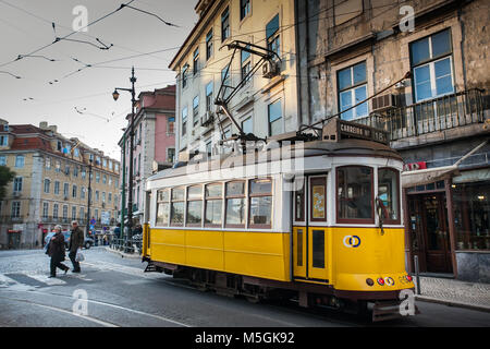 Lissabon, Portugal - 31. Januar 2011: Die mythische Straßenbahn Linie 28, die durch das historische Zentrum von Lissabon ist noch immer ein Anspruch für Touristen Stockfoto