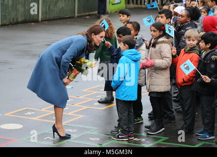 Die Herzogin von Cambridge visits Roe Grün Junior School, wo Sie trifft sich mit Schülern und Lehrern und zum Teil in einer Lektion entwickelt, um die psychische Gesundheit eines Kindes und Wohlbefinden Mit: Katharina, Herzogin von Cambridge, Kate Middleton Wo: London, Vereinigtes Königreich, wenn: 23 Jan 2018 Credit: John rainford/WENN.com Unterstützung Stockfoto