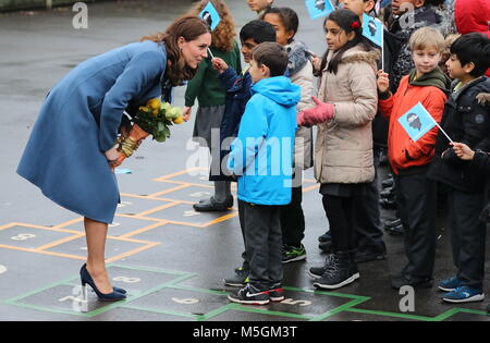 Die Herzogin von Cambridge visits Roe Grün Junior School, wo Sie trifft sich mit Schülern und Lehrern und zum Teil in einer Lektion entwickelt, um die psychische Gesundheit eines Kindes und Wohlbefinden Mit: Katharina, Herzogin von Cambridge, Kate Middleton Wo: London, Vereinigtes Königreich, wenn: 23 Jan 2018 Credit: John rainford/WENN.com Unterstützung Stockfoto