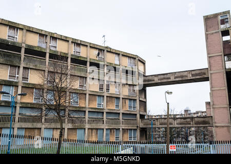 Eine unsichere Gebäude in einem Abschnitt der Park Hill wohnungen Wohnanlage, Sheffield, England, Großbritannien Stockfoto