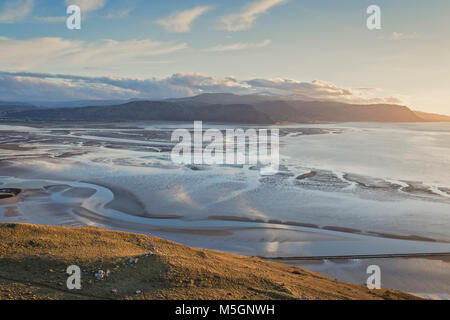 Sonnenuntergang über der Bucht von Llandudno bei Ebbe mit malerischen Hügeln von Snowdonia im Hintergrund Stockfoto