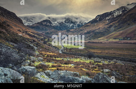 Ogwen Valley im Winter mit Hügeln mit Schnee bedeckt. Snowdonia National Park in Nord Wales, Großbritannien Stockfoto