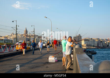 Männer angeln auf der Galata-Brücke, Istanbul, Türkei Stockfoto