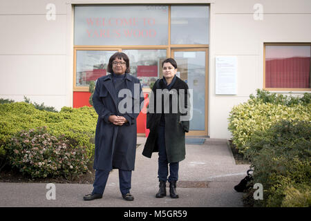 Schatten-Sekretärin Diane Abbott und Schatten-Generalstaatsanwalt Shami Chakrabarti während eines Besuchs in Yarl's Wood Immigration Internierungslager in Bedford. Stockfoto