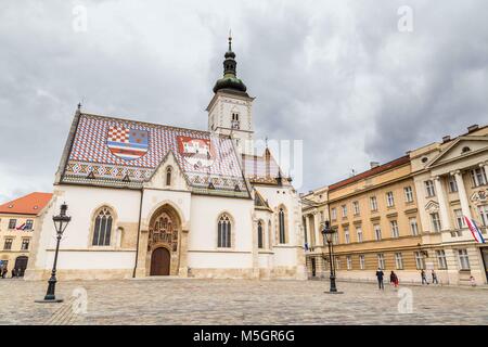 Streetview mit bunten Saint Mark's Kirche in Zagreb, Kroatien. Stockfoto