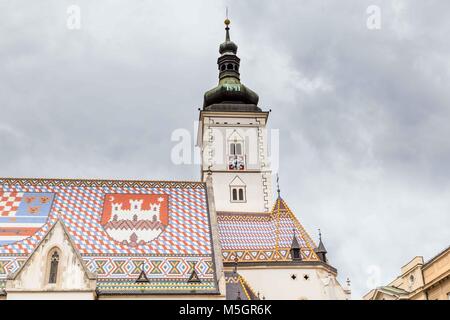 Streetview mit bunten Saint Mark's Kirche in Zagreb, Kroatien. Stockfoto