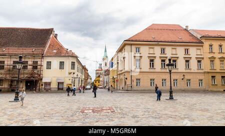 Blick auf die Straße mit öffentlichen Platz vor der St. Mark's Church, Zagreb, Kroatien. Stockfoto