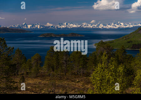 Landschaft und Meer vor schneebedeckten Bergen in Norwegen Stockfoto