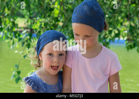 Nette lustige kleine Mädchen (Schwestern), selektive konzentrieren. Stockfoto