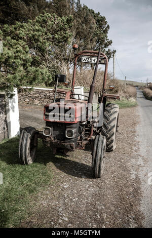 Alte Massey Ferguson Traktor auf Feldweg in Irland Stockfoto