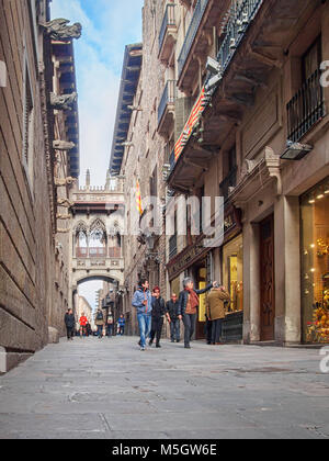 BARCELONA, SPANIEN - 17. FEBRUAR 2018: die schmale Straße Carrer del Bisbe im gotischen Viertel. Stockfoto