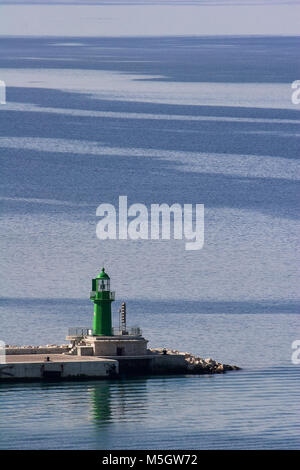 Leuchtturm auf der Mole im Hafen Split Stockfoto