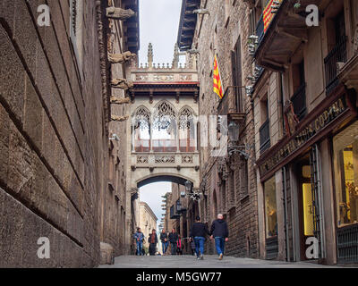 BARCELONA, SPANIEN - 17. FEBRUAR 2018: die schmale Straße Carrer del Bisbe im gotischen Viertel. Stockfoto