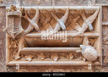 Mailbox in Barcelona (Fassade der Casa de l'Ardiaca, im Gotischen Viertel) mit einer Allegorie der Gerechtigkeit eingerichtet. 1902 von Lluís Domènech i konzipiert Stockfoto