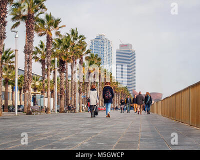 BARCELONA, SPANIEN - 17. FEBRUAR 2018: die Straße im Stadtteil Barceloneta mit Wolkenkratzern am Horizont Stockfoto