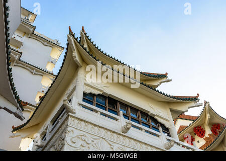 Blick auf das chinesisch inspirierte Architektur der Huatian Chinagora Hotel Komplex mit geschwungenen Dach Ecken und traditionellen glasierte Dachziegel. Stockfoto