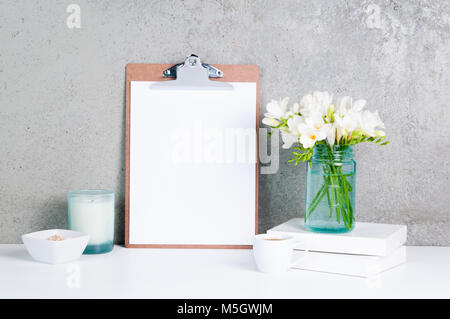 Desk Top, feminin, Blumen, Frühling, frisch, Recht, Weiß, Blau, Grau, Kerze, Kaffee, Klemmbrett, Papier, leer Stockfoto