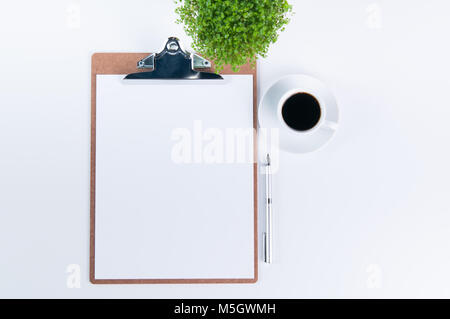 Top down Sicht auf einem Schreibtisch mit einem Clip Board Stockfoto