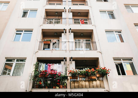 Wohnhaus in Istanbul mit Balkons mit Blumen und kleine türkische Flaggen dekoriert. Die Türkei. Der normalen Menschen leben. Stockfoto