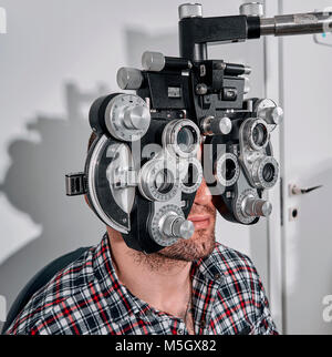 Der Mensch sucht seine Vision auf der Maschine Stockfoto