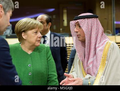 (180223) - Brüssel, Februar 23, 2018 (Xinhua) - die Deutsche Bundeskanzlerin Angela Merkel (L) spricht mit Saudi-arabischen Außenminister Adel bin Ahmed Al-Jubeir (R) während einer Konferenz auf höchster Ebene über die Sahelzone bei der Europäischen Kommission in Brüssel, Belgien, 23. Februar 2018. Die Konferenz, die von der Europäischen Union, den Vereinten Nationen, der Afrikanischen Union und der G5 Sahel, auf die Stärkung von Afrikas Sahelzone Länder internationale Unterstützung in den Bereichen Sicherheit und Entwicklung konzentrieren, insbesondere durch den Vorsitz der G5 Sahel Joint Force. (Xinhua / Thierry Monasse) (Lrz) Stockfoto