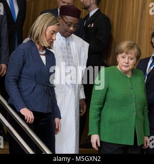 (180223) - Brüssel, Februar 23, 2018 (Xinhua) - der Europäischen Union der Hohe Vertreter für Außen- und Sicherheitspolitik Federica Mogherini (L), Chad's Präsident Idriss Déby (C) und die deutsche Bundeskanzlerin Angela Merkel (R) gehen Sie für eine Familie Foto Session während einer Konferenz auf höchster Ebene über die Sahelzone bei der Europäischen Kommission in Brüssel, Belgien, 23. Februar 2018. Die Konferenz, die von der Europäischen Union, den Vereinten Nationen, der Afrikanischen Union und der G5 Sahel, auf die Stärkung von Afrikas Sahelzone Länder internationale Unterstützung in den Bereichen Sicherheit und Entwicklung Fokus Vorsitz, insbesondere Thro Stockfoto