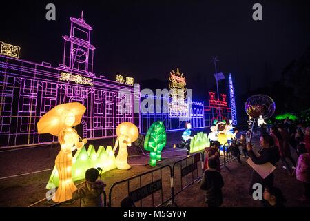 Wuhan, Hubei Provinz Chinas. 23 Feb, 2018. Die Menschen genießen festliche Laternen in Donghu See von Wuhan City, Central China Provinz Hubei, Feb 23, 2018. Credit: Xiong Qi/Xinhua/Alamy leben Nachrichten Stockfoto