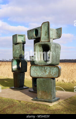 Snape Maltings, Suffolk. 23 Feb, 2018. UK Wetter: Die Familie der Mann von Barbara Hepworth auf einem hellen sonnigen Nachmittag auf Snape Maltings, Suffolk. Stockfoto