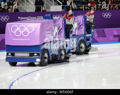 Gangneung, Südkorea. 23 Feb, 2018. Resurfacing das Eis während Eisschnelllauf: Männer 1.000 m bei Gangneung Oval während der Olympischen Spiele 2018 Pyeongchang. Credit: Scott Mc Kiernan/ZUMA Draht/Alamy leben Nachrichten Stockfoto