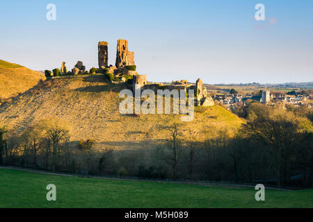 Corfe Castle, Dorset, Großbritannien. 23. Februar 2018. UK Wetter. Am späten Nachmittag winter Sonnenschein zu Corfe Castle in Dorset an einem kalten klaren Nachmittag. Foto: Graham Jagd-/Alamy Leben Nachrichten. Stockfoto