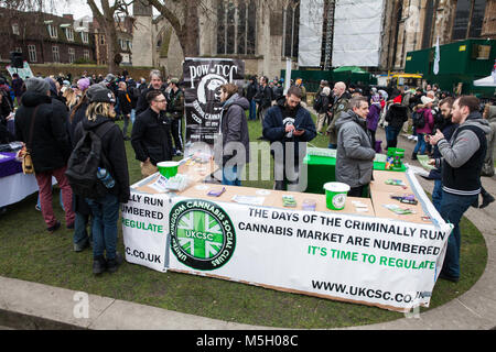 London, Großbritannien. 23. Februar, 2018. Aktivisten und Unterstützer der United Patienten Allianz halten eine Kundgebung gegenüber den Häusern des Parlaments bei der zweiten Lesung im Parlament der Legalisierung von Cannabis (medizinische Zwecke) Bill 2017-19, auch als Elizabeth Brice Bill bekannt nach einer multiple Sklerose Patientin, die im Jahr 2011 starb. Credit: Mark Kerrison/Alamy leben Nachrichten Stockfoto