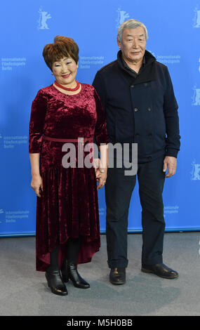 23 Februar 2018, Deutschland, Berlin: Berlinale, Fotosession, "Aga": Feodosia Ivanova und Mikhail Aprosimov. Der Film läuft (außer Konkurrenz) Als Teil der Berlinale. Foto: Jens Kalaene/dpa Stockfoto