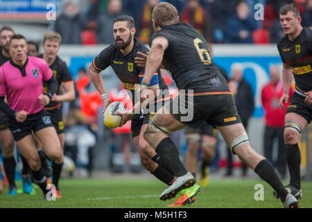 17 Februar 2018, Deutschland, Offenbach: Rugby Europa Meisterschaft, zweites Spiel, Deutschland vs Georgia: Deutschlands Wynston Cameron-Dow (10) Geht auf Falk Duwe (6). Foto: Jürgen Keßler/dpa Stockfoto