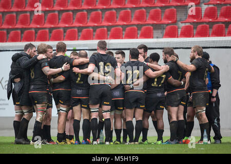 17 Februar 2018, Deutschland, Offenbach: Rugby Europa Meisterschaft, zweites Spiel, Deutschland vs Georgia: Deutschlands Team versammelt, auf dem Feld nach ihrer Niederlage. Foto: Jürgen Keßler/dpa Stockfoto