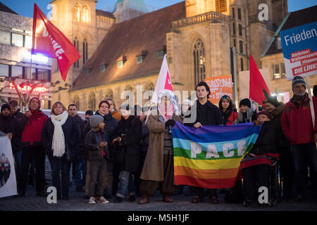 23 Februar 2018, Deutschland, Heilbronn: Teilnehmer einer Mahnwache nach einem Messer angriff auf drei Flüchtlinge stehen auf dem Markt. Ein 70-jaehriger Mann angegriffen drei Flüchtlinge vor St. Kilian's Kirche mit einem Messer, wodurch schwere Verletzungen. Foto: Sebastian Gollnow/dpa Stockfoto