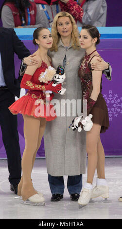 Gangneung, Südkorea. 23 Feb, 2018. Russische Eiskunstlauf Trainer Eteri Georgievna Tutberidze, 43, Umarmungen Goldmedaillengewinner Alina Zagitova und Silbermedaille Evgenia Medvedeva der olympischen Athleten aus Russland während der Damen Einzellauf Kür beim PyeongChang 2018 Winter-olympischen Spiele. Credit: Paul Kitagaki jr./ZUMA Draht/Alamy leben Nachrichten Stockfoto