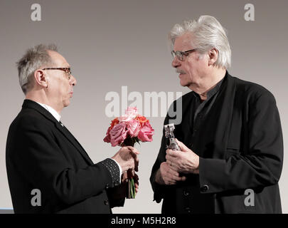 23 Februar 2018, Deutschland, Berlin: Berlinale Berlinale Kamera für Jiri Menzel: Dieter Kosslick (L), der Direktor der Berlinale, Hände die Berlinale Kamera und einen Strauß Blumen auf den Schauspieler Peter Simonischek, die Jiri Menzel. Der tschechische Regisseur und Schauspieler konnte aus gesundheitlichen Gründen zu drehen. Foto: Jörg Carstensen/dpa Stockfoto
