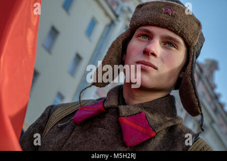 Moskau, Russland. 23 Feb, 2018. Die Teilnehmer des Marsches zu Ehren des 100. Jahrestages der Roten Armee Credit: Nikolay Winokurow/Alamy leben Nachrichten Stockfoto