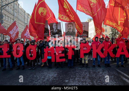 Moskau, Russland. 23 Feb, 2018. Die Teilnehmer des Marsches zu Ehren des 100. Jahrestages der Roten Armee Credit: Nikolay Winokurow/Alamy leben Nachrichten Stockfoto