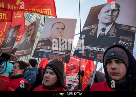 Moskau, Russland. 23 Feb, 2018. Anhänger der Kommunistischen Partei der Russischen Föderation (Cprf) mit roten Fahnen und Portraits der Roten Armee Kommandeure während einer Demonstration durch die Cprf in Moskau organisiert zum 100. Geburtstag des Arbeiter- und Bauernregierung" Rote Armee, die das Land- und Luftstreitkräfte der russisch-sowjetischen Föderativen Sozialistischen Republik und später die Streitkräfte der Sowjetunion (UDSSR) Credit: Nikolay Winokurow/Alamy Leben Nachrichten zu feiern. Stockfoto