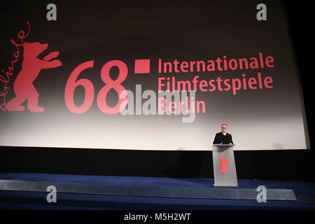 23 Februar 2018, Deutschland, Berlin: Berlinale Berlinale Kamera für Jiri Menzel: Dieter Kosslick, Direktor der Berlinale, gibt eine Rede über Jiri Menzel. Der tschechische Regisseur und Schauspieler konnte aus gesundheitlichen Gründen zu drehen. Foto: Jörg Carstensen/dpa Stockfoto