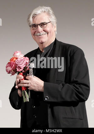 23 Februar 2018, Deutschland, Berlin: Berlinale Berlinale Kamera für Jiri Menzel: Der Schauspieler Peter Simonischek akzeptiert die Berlinale Kamera und ein Blumenstrauß für Jiri Menzel. Der tschechische Regisseur und Schauspieler konnte aus gesundheitlichen Gründen zu drehen. Foto: Jörg Carstensen/dpa Stockfoto