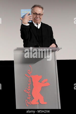 23 Februar 2018, Deutschland, Berlin: Berlinale Berlinale Kamera für Jiri Menzel: Dieter Kosslick, Direktor der Berlinale, hält ein Buch über Jiri Menzel während des Th Verleihung der Berlinale Kamera. Der tschechische Regisseur und Schauspieler Jiri Menzel konnte aus gesundheitlichen Gründen zu drehen. Foto: Jörg Carstensen/dpa Stockfoto